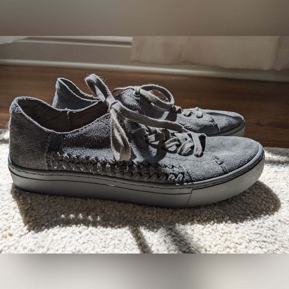 Tom's monochromatic suede shoe, womens 7.5